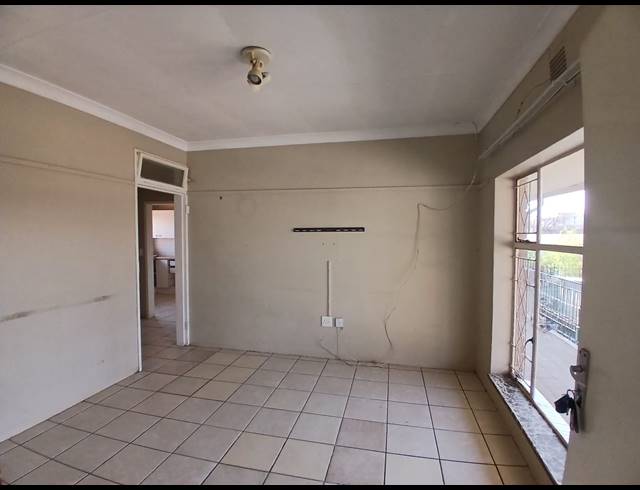 2 BEDROOM FLAT TO LET IN KEMPTON PARK CENTRAL